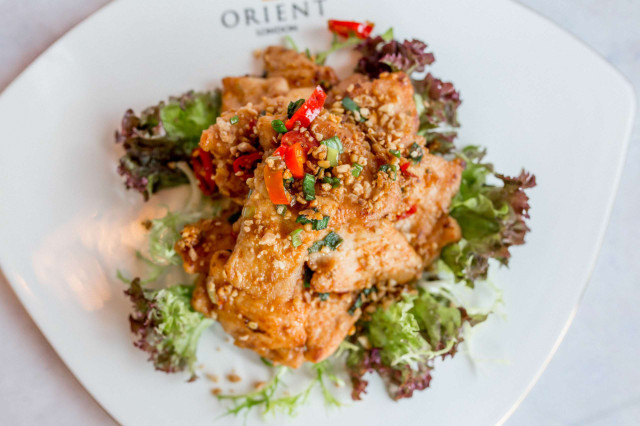 Fried chicken with garlic and chili on lettuce with 