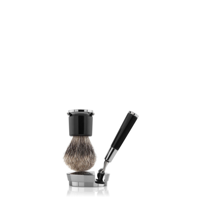 Shaving set with razor and brush.