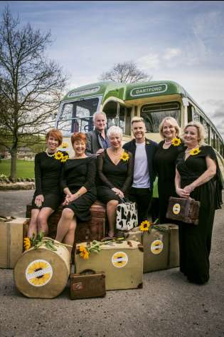 Dartford ltor anna jane casey ruth madoc tim firth denise welch gary barlow fern britton rebecca storm credit matt crockett 1655731516.