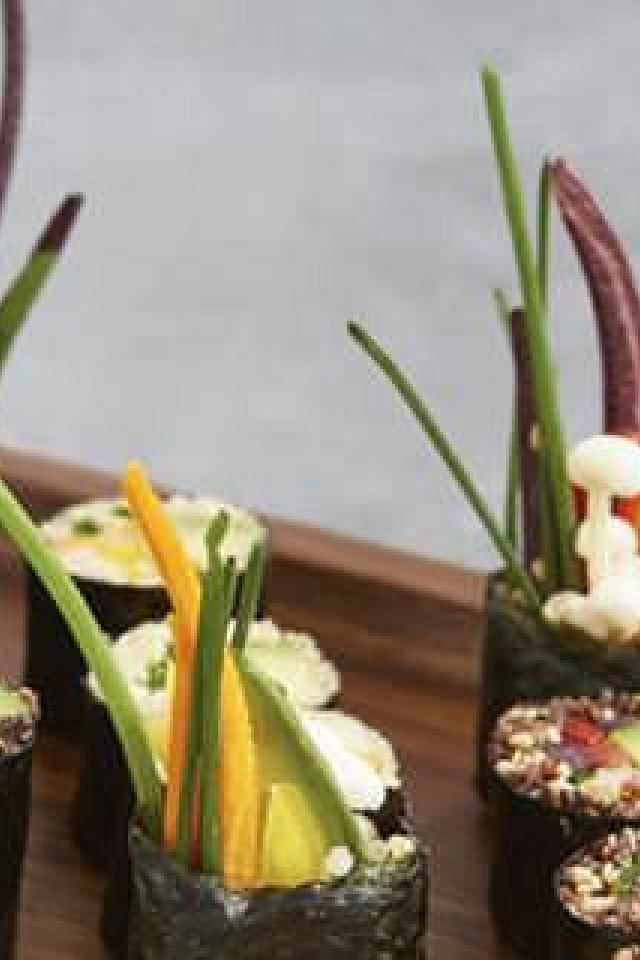 Quinoa sushi rolls with vegetables on a tray.