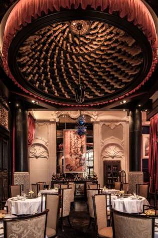 The peninsula paris exquisite lili canto restaurant inside.