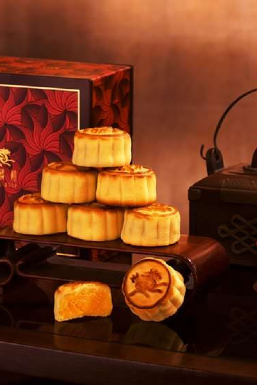 spring-moon-limited-edition-mini-egg-custard-mooncakes1.jpg