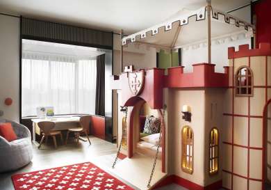 Themed family suite   castle room.