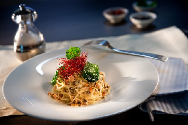 Spaghetti with clams in a restaurant setting.