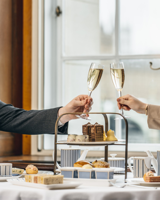 two people clinking glasses of fizz 